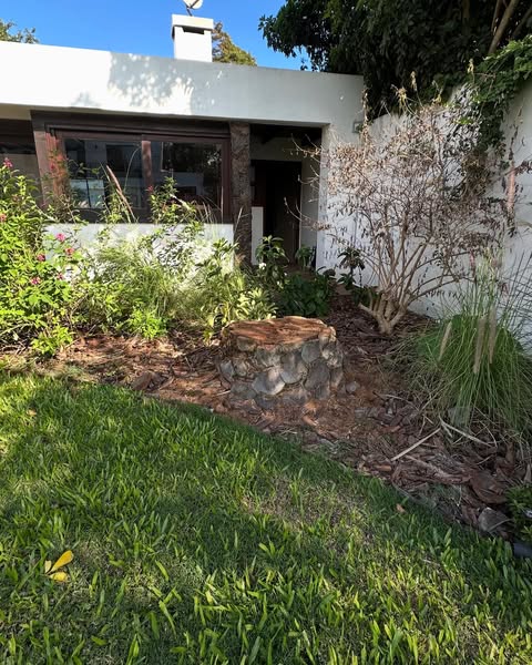 Tocón eliminado cerca de una casa