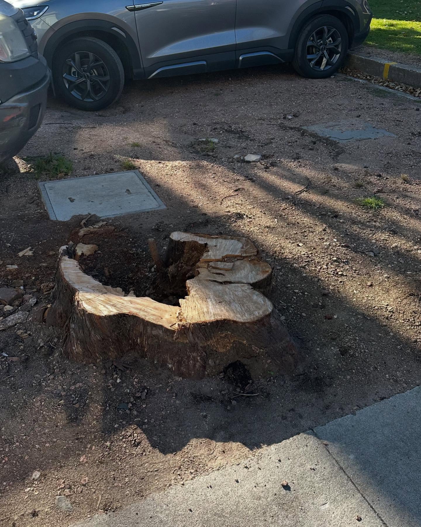 Destoconado en esquina difícil de acceso